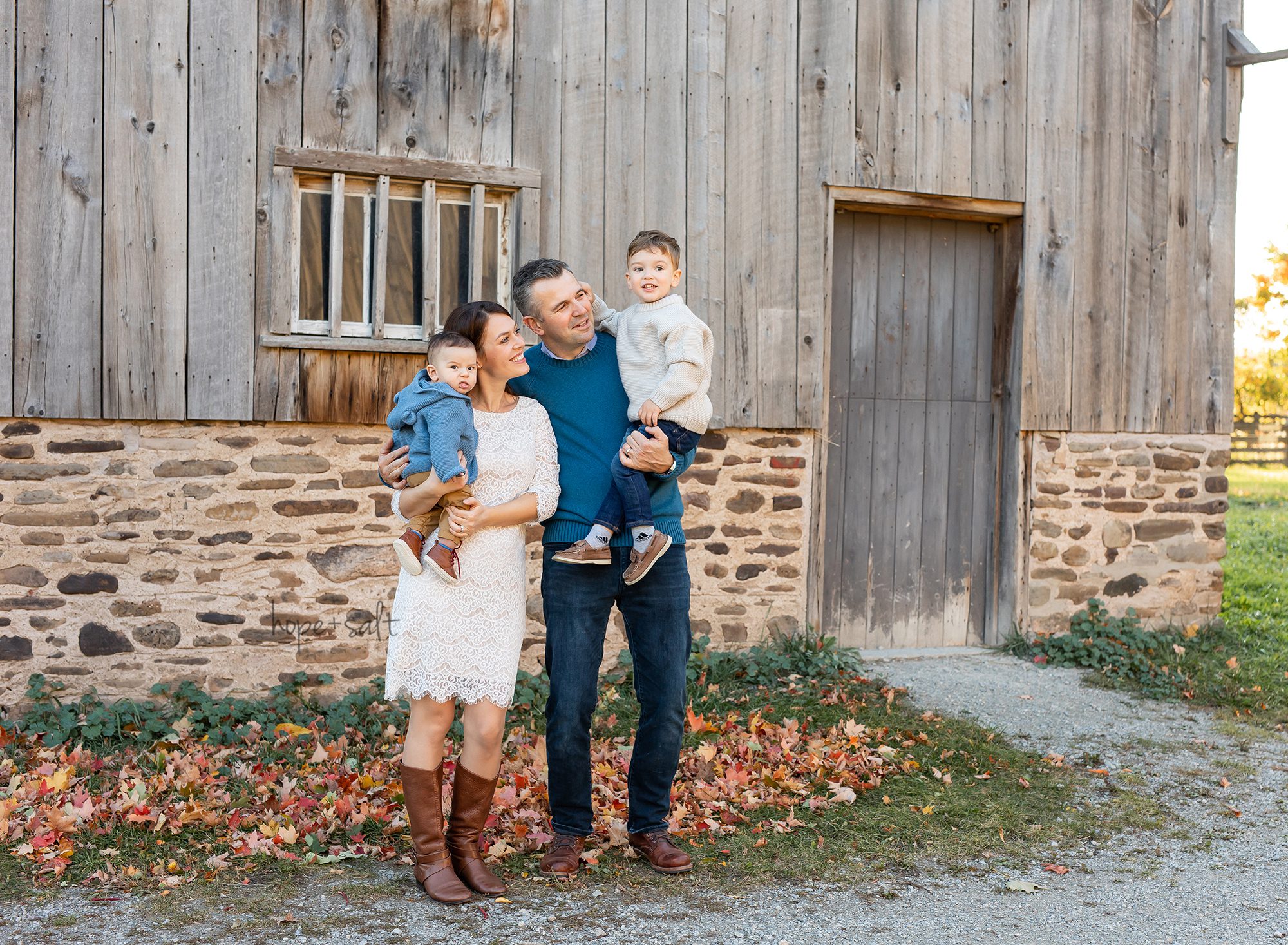 outdoor-newborn-session-in-the-fall-with-autumn-leaves-at-farm-park-by-oakville-family-photographer